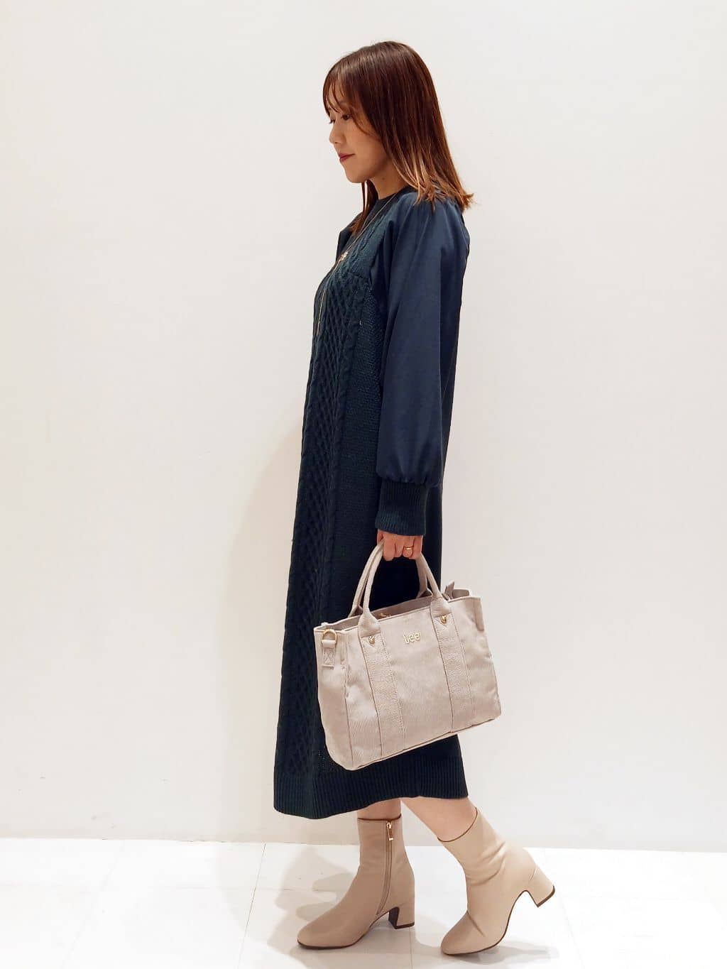 mizueさんの「grove｜一枚で華やぐ、袖布帛ケーブルニットワンピース」を使ったコーディネート