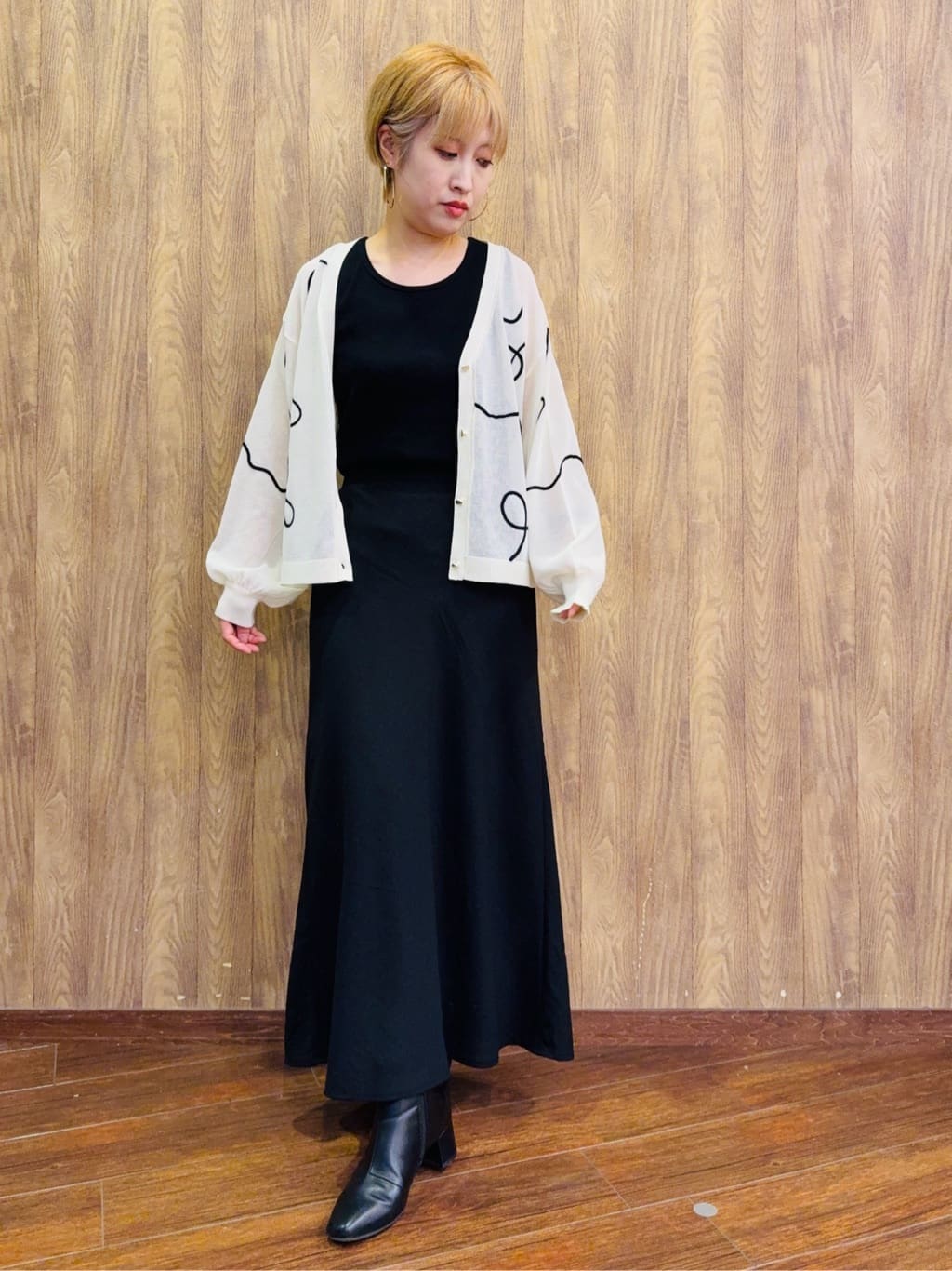 ちばみさんの「SHOO･LA･RUE｜ニュアンスデザインがこなれ見え 刺繍デザイン シアーカーディガン」を使ったコーディネート