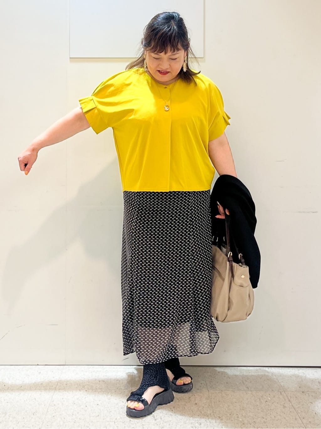 kimmyさんの「Reflect｜【WEB先行カラーあり／マシンウォッシュ可／ウエスト総ゴム】コツキ幾何柄ロングスカート」を使ったコーディネート