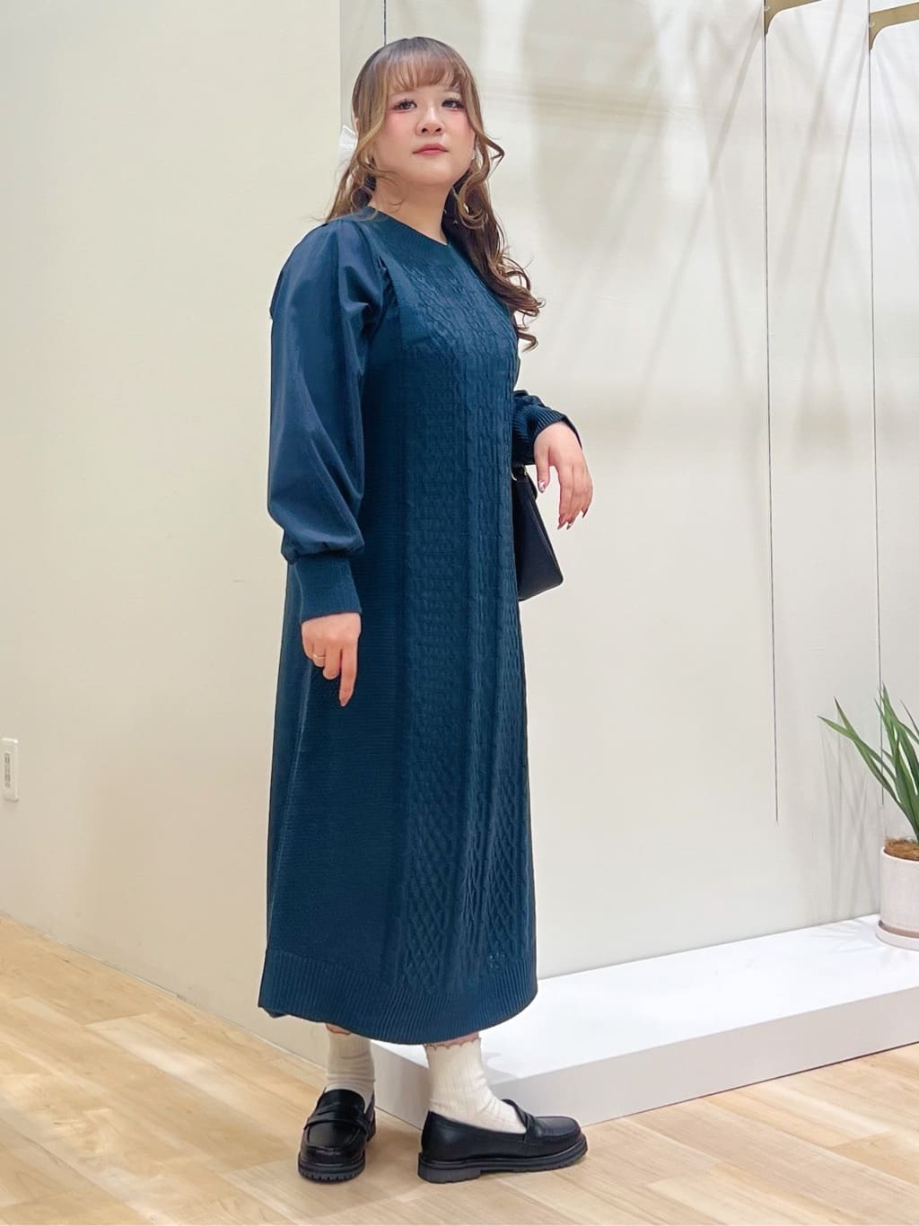 みことさんの「grove｜一枚で華やぐ、袖布帛ケーブルニットワンピース」を使ったコーディネート
