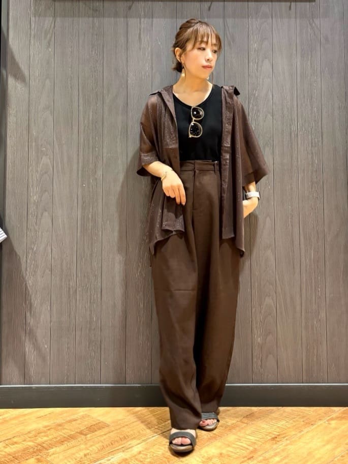 meiさんの「SHOO･LA･RUE｜大人のシアー感 ラメが華やかな楊柳ポンチョシャツ」を使ったコーディネート