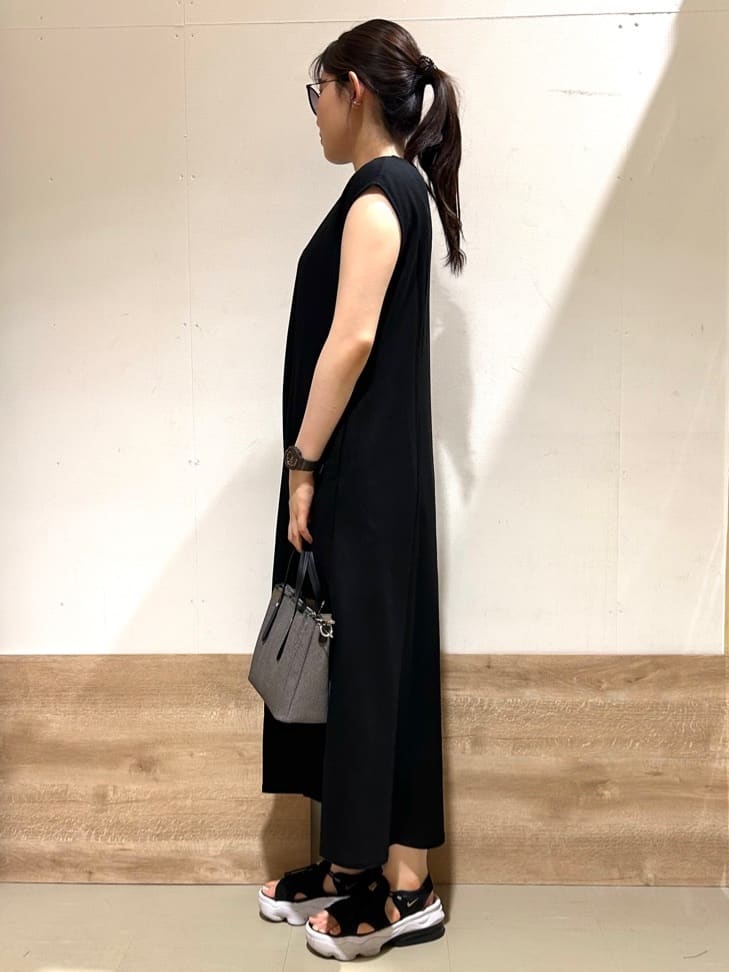 花さんの「SHOO･LA･RUE｜【S-LL/ひんやり】切替ラインですっきりと 1枚で着られるロングワンピース」を使ったコーディネート