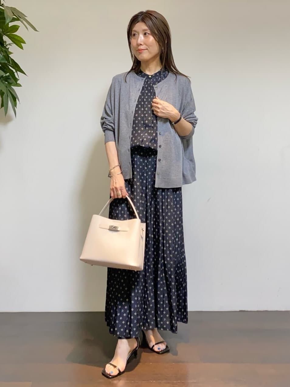 tomoさんの「UNTITLED｜【セットアップ可/リラクシー/通勤】スクエアジオメ柄ブラウス」を使ったコーディネート