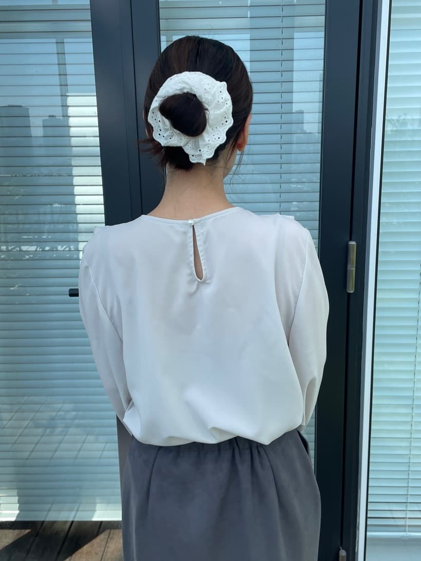 abeさんの「Couture brooch｜【洗える・ストレッチ・通勤】スエード調ダンボールIラインスカート」を使ったコーディネート