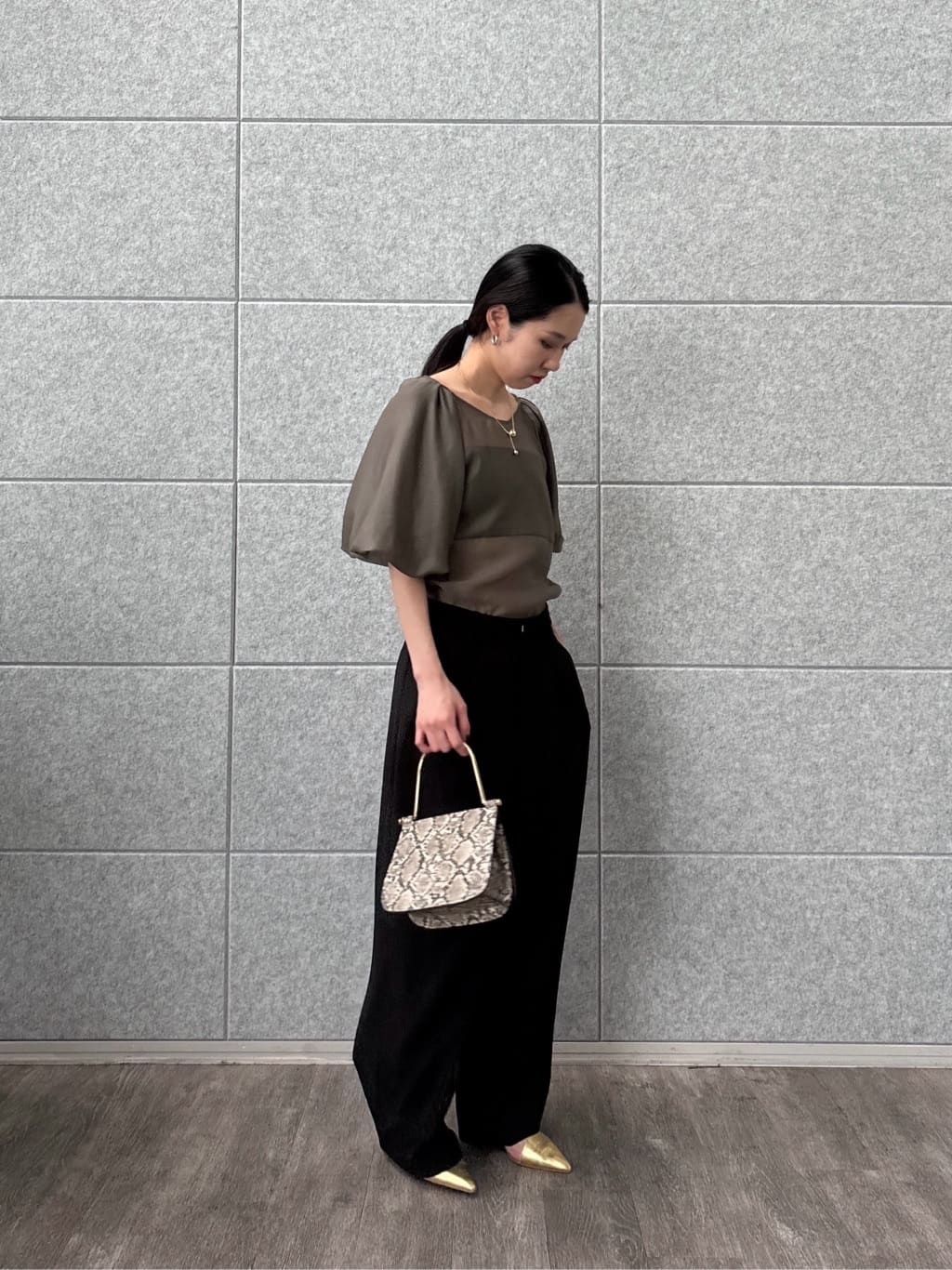 ひなさんの「INDIVI｜ボリュームスリーブブラウス」を使ったコーディネート