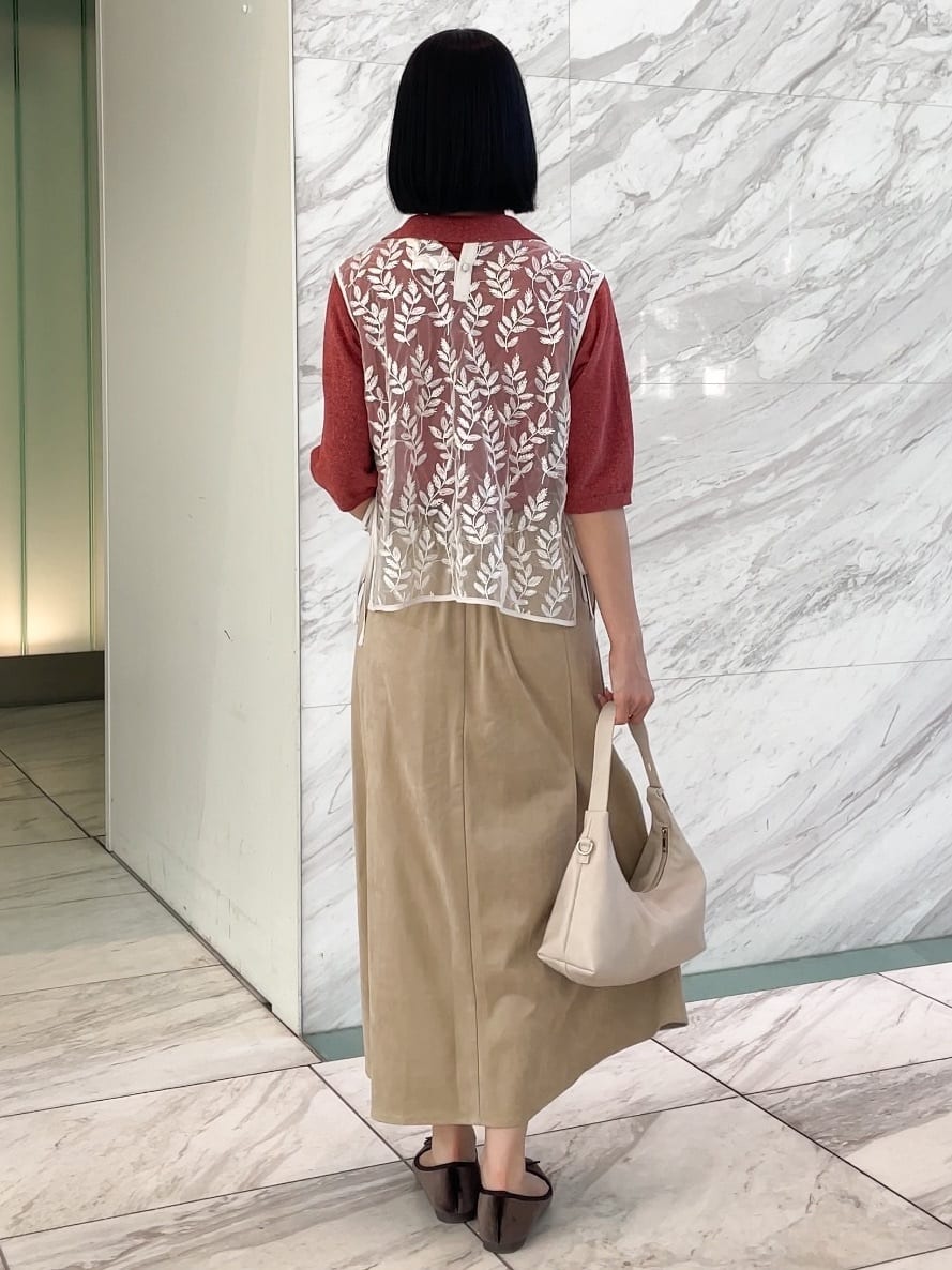 NATSUMIさんの「grove｜リーフ刺繍スパンコールベスト＆ブラウスセット」を使ったコーディネート
