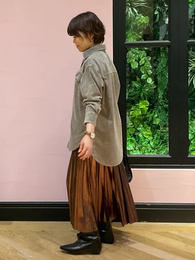 ogataさんの「DRESSTERIOR｜【洗える/ストレッチ性/オンオフ】箔プリントプリーツスカート」を使ったコーディネート
