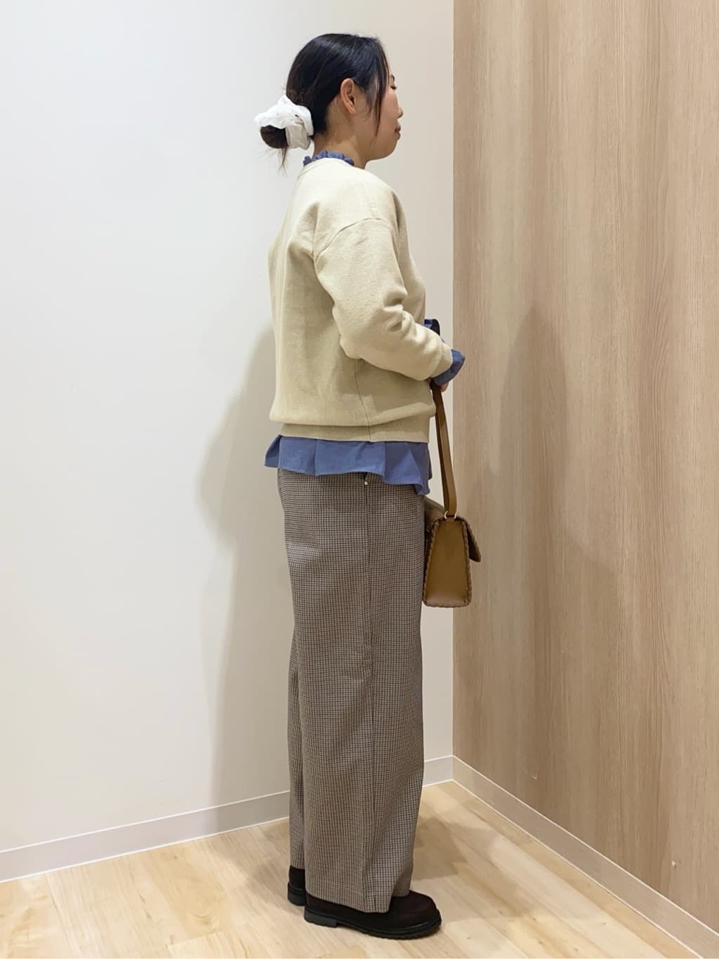 HANAさんの「grove｜カレッジロゴキーネックニット」を使ったコーディネート