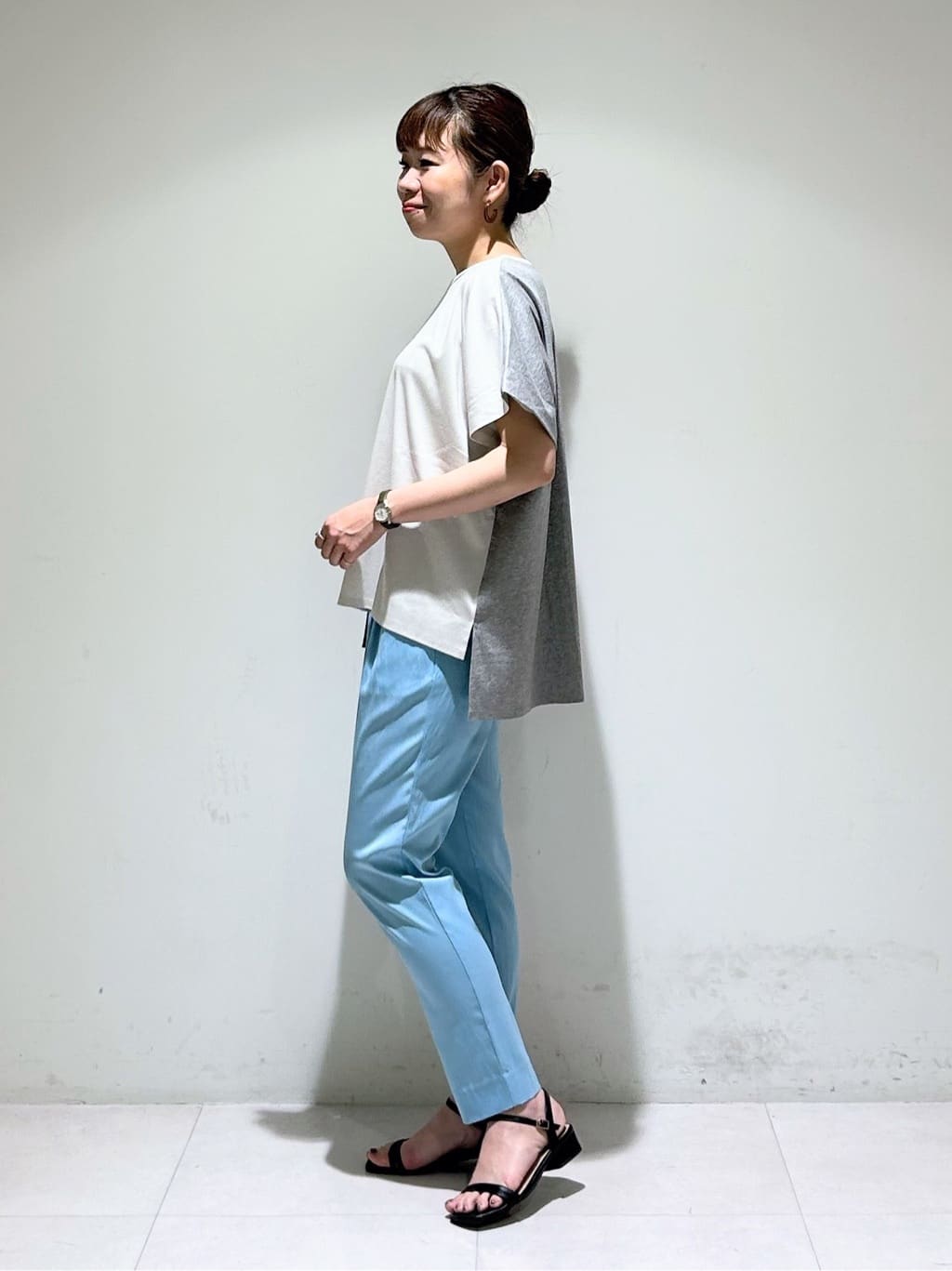 tsuyuさんの「INDIVI｜【洗える／汗ジミ防止】バイカラー＆アシメヘム Tシャツ」を使ったコーディネート