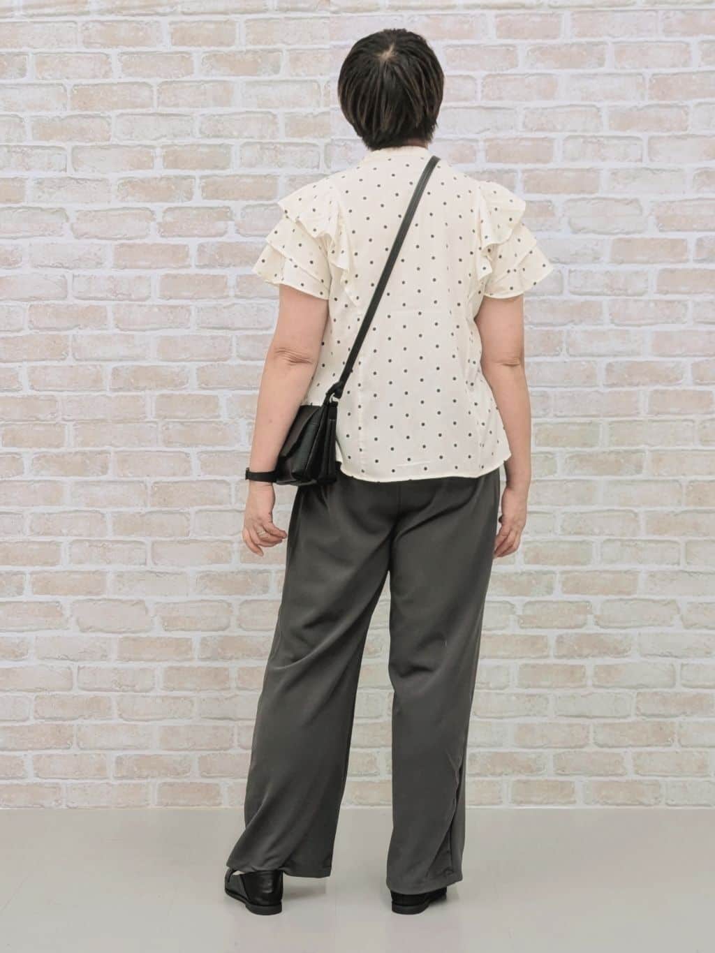 ⓔⓜⓘさんの「SHOO･LA･RUE｜【無地/ドット柄】お袖フリルが華やぐ きれいめブラウス」を使ったコーディネート