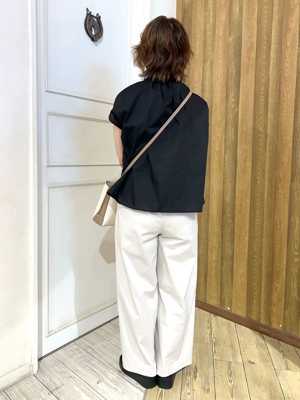 yuriyuriさんの「SHOO･LA･RUE｜【洗える/S-LL】プチフリル襟が女性らしい フレンチスリーブシャツ」を使ったコーディネート