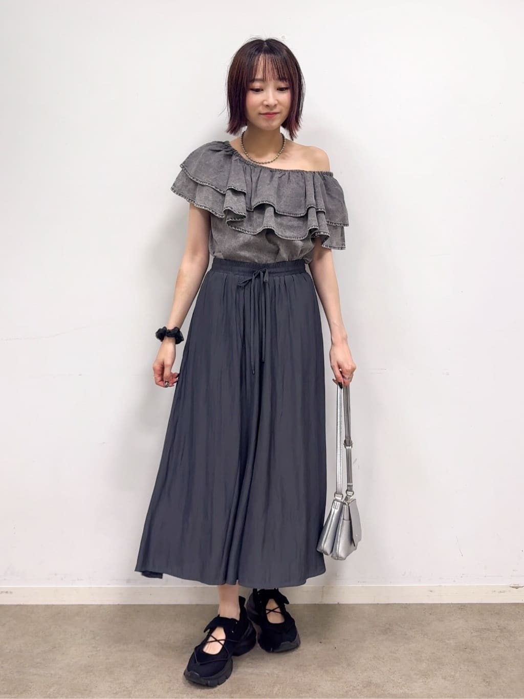 𝐜𝐡𝐢𝐤𝐚さんの「SHOO･LA･RUE｜【セットアップ可/前後2WAY/オフショル2WAY】着こなしを楽しめる デニムフリルブラウス」を使ったコーディネート