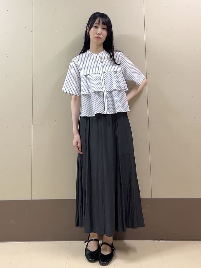 sechiさんの「UNTITLED｜【短丈/前ボタン/五分袖】ストライプフリルシャツ」を使ったコーディネート