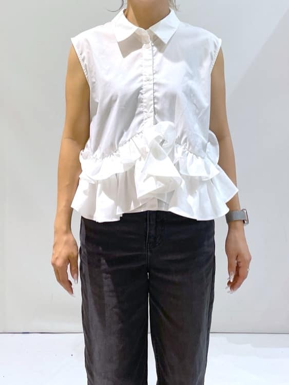 manaさんの「OPAQUE.CLIP｜《Can Cam掲載》裾ラッフルフリルシャツ【洗濯機洗い可】」を使ったコーディネート