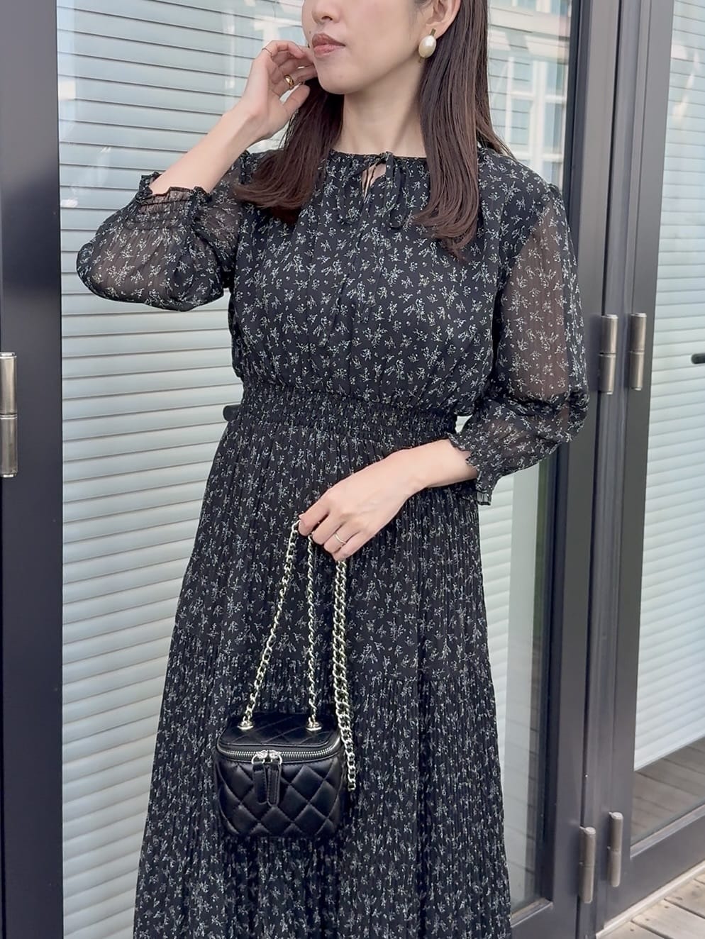 teiさんの「Couture brooch｜【一枚で着映える・花柄・通勤】前後2WAYシフォン楊柳小花ワンピース」を使ったコーディネート