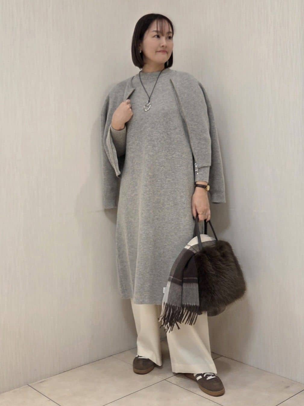 naokoさんの「UNTITLED｜【ロング丈/ゆったりシルエット】テントライン ニットワンピース」を使ったコーディネート