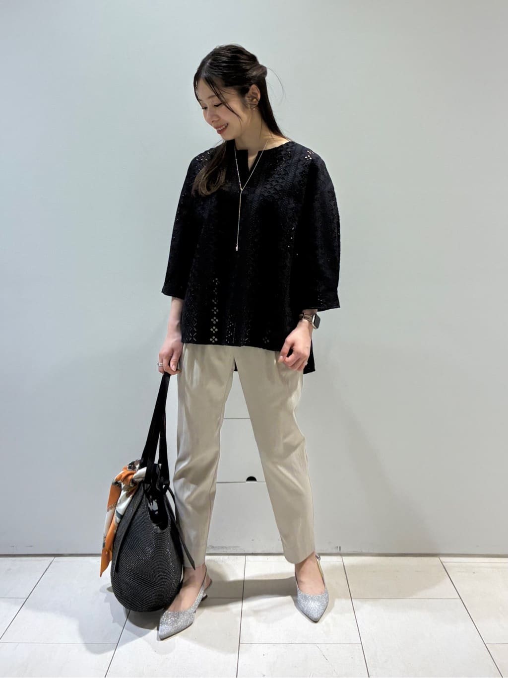 KAOさんの「INDIVI｜【60cm四方】スクエアスカーフ」を使ったコーディネート