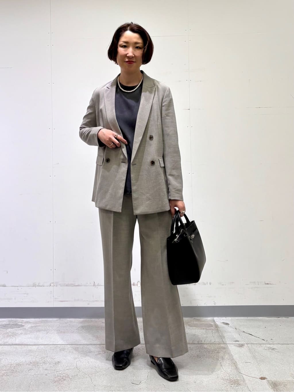 yuriさんの「INDIVI｜【洗える／セットアップ可能】凹凸ストレッチ素材ストレートパンツ」を使ったコーディネート