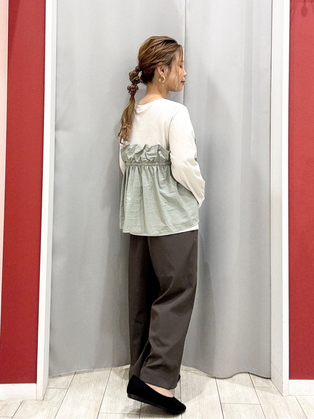 shioさんの「SHOO･LA･RUE｜【洗濯機可/S-LL】1枚で華やか フリルドッキングトップス」を使ったコーディネート