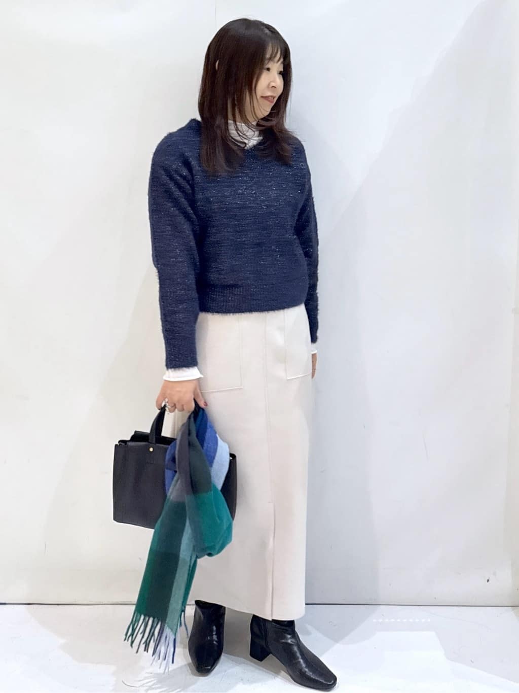 nakkoさんの「OPAQUE.CLIP｜スパンコールフェザーVネックニット【洗濯機OK】」を使ったコーディネート