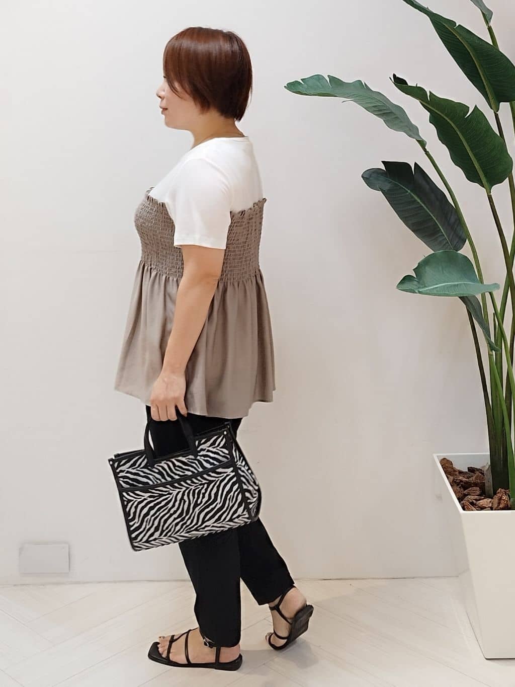 s u g iさんの「UNTITLED｜【コットン100/洗える/Tシャツ】シャーリングドッキングペプラム」を使ったコーディネート