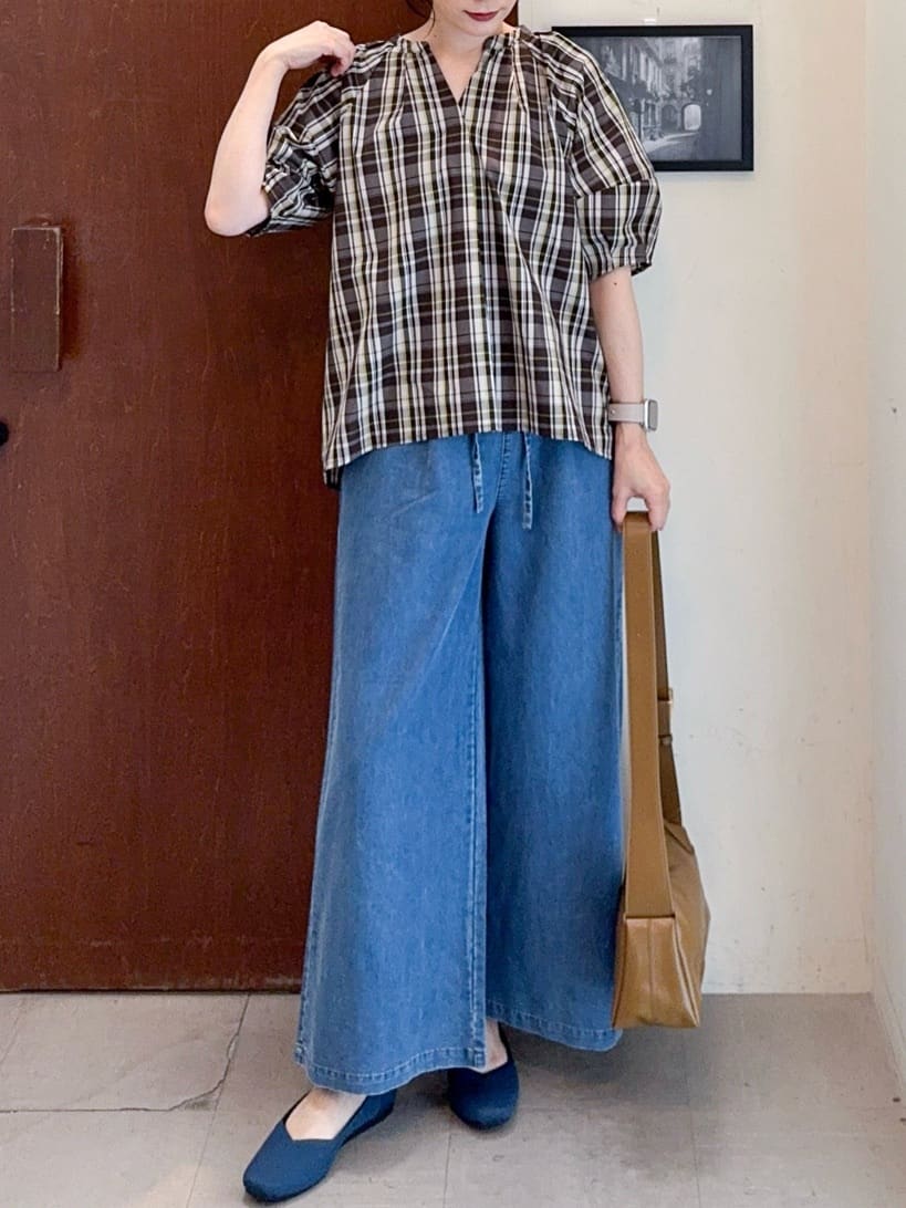 𝐇𝐢𝐫𝐨𝐦𝐢さんの「SHOO･LA･RUE｜【S-LL/洗濯後しわになりにくい】ランタンスリーブで女性らしく 5分袖スキッパーブラウス」を使ったコーディネート