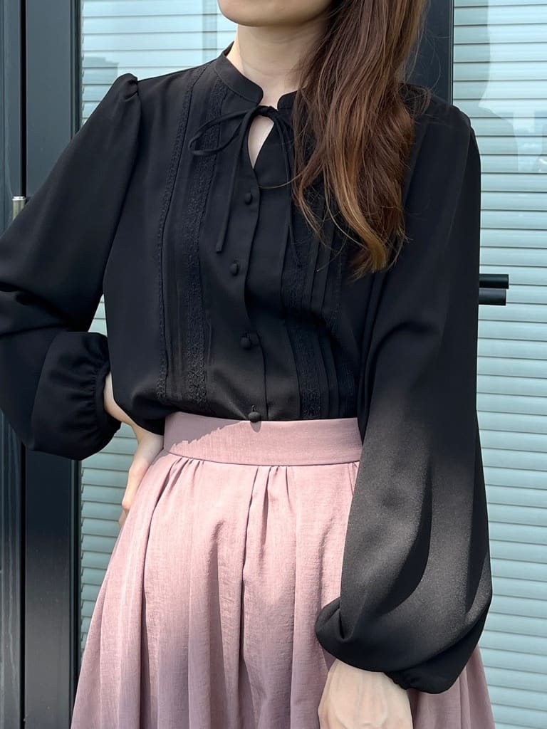 はばさんの「Couture brooch｜【大人可愛い・通勤】ピンタックレースブラウス」を使ったコーディネート