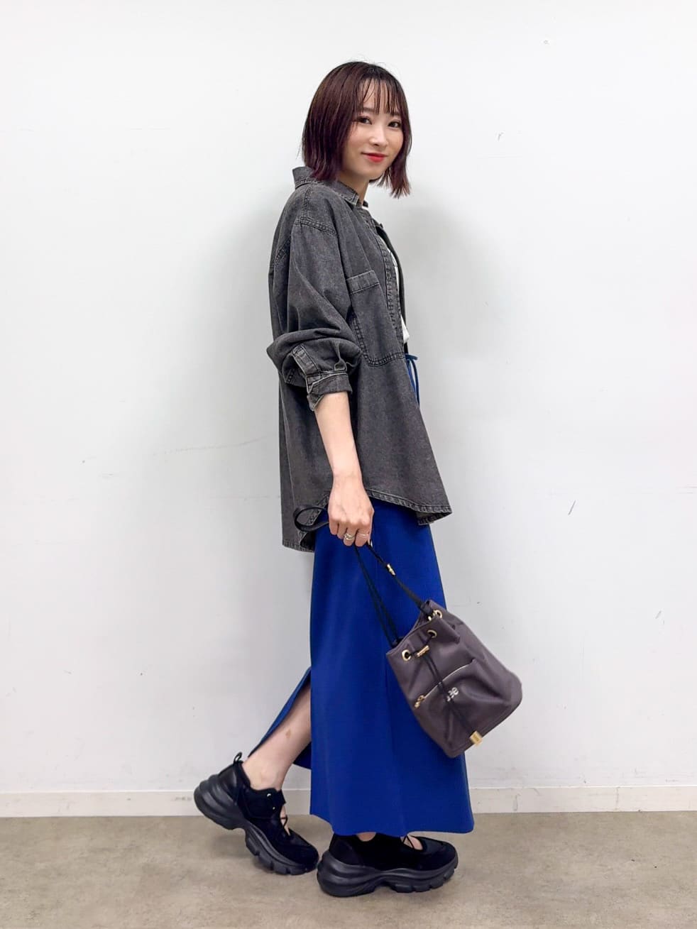 𝐜𝐡𝐢𝐤𝐚さんの「SHOO･LA･RUE｜【S-LL】こなれ感をプラスする BIGポケットデニムシャツ」を使ったコーディネート
