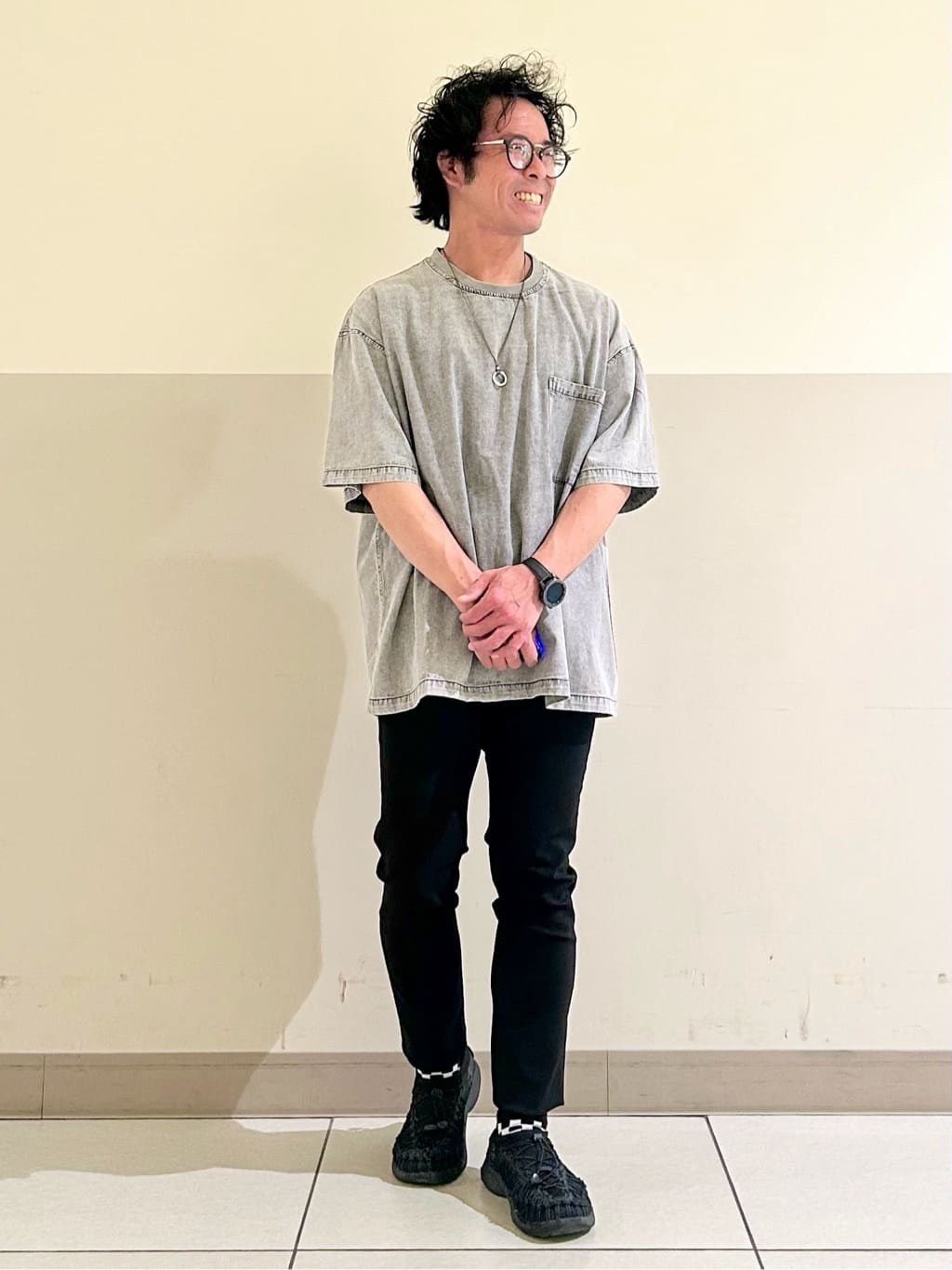 KENJI Iさんの「THE SHOP TK｜ライトデニム半袖Tシャツ【洗濯機OK】」を使ったコーディネート