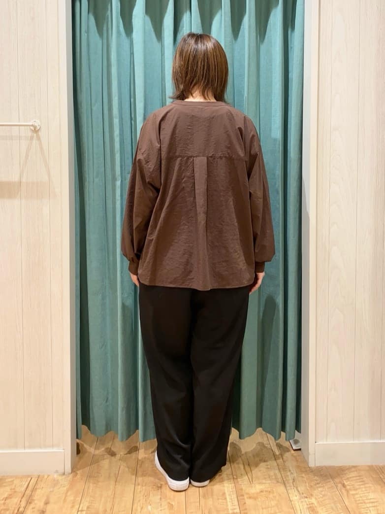 yuuさんの「SHOO･LA･RUE｜【洗濯機可】羽織りにもなる ビックポケットVネックシャツ」を使ったコーディネート
