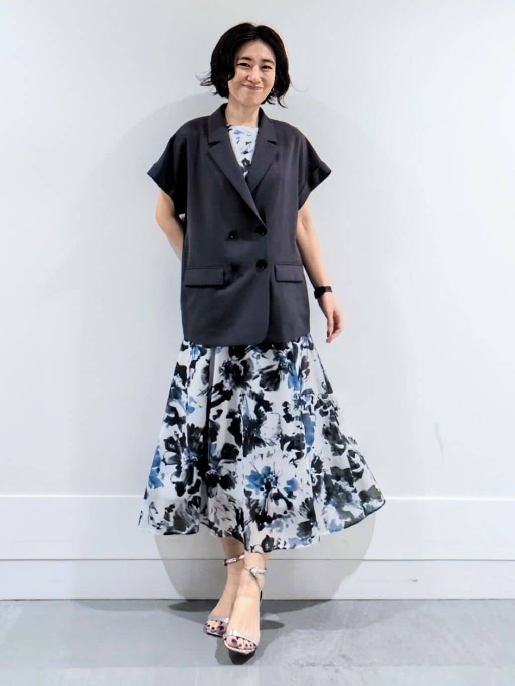 ミズタさんの「UNTITLED｜【シアー/エレガント/花柄/夏ワンピ】ペイントフラワーワンピース」を使ったコーディネート