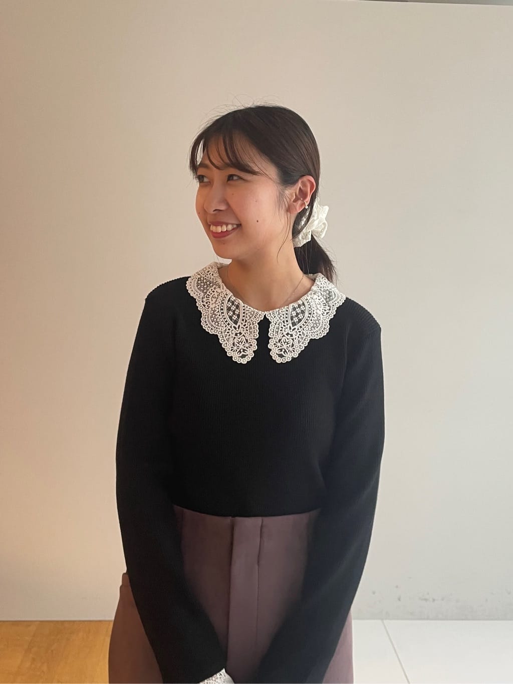 abeさんの「Couture brooch｜【洗える・ストレッチ・通勤】スエード調ダンボールIラインスカート」を使ったコーディネート