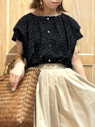 meiさんの「SHOO･LA･RUE｜【S-LL/ひんやり】きちんと見えで好印象 ドット柄デザイントップス」を使ったコーディネート