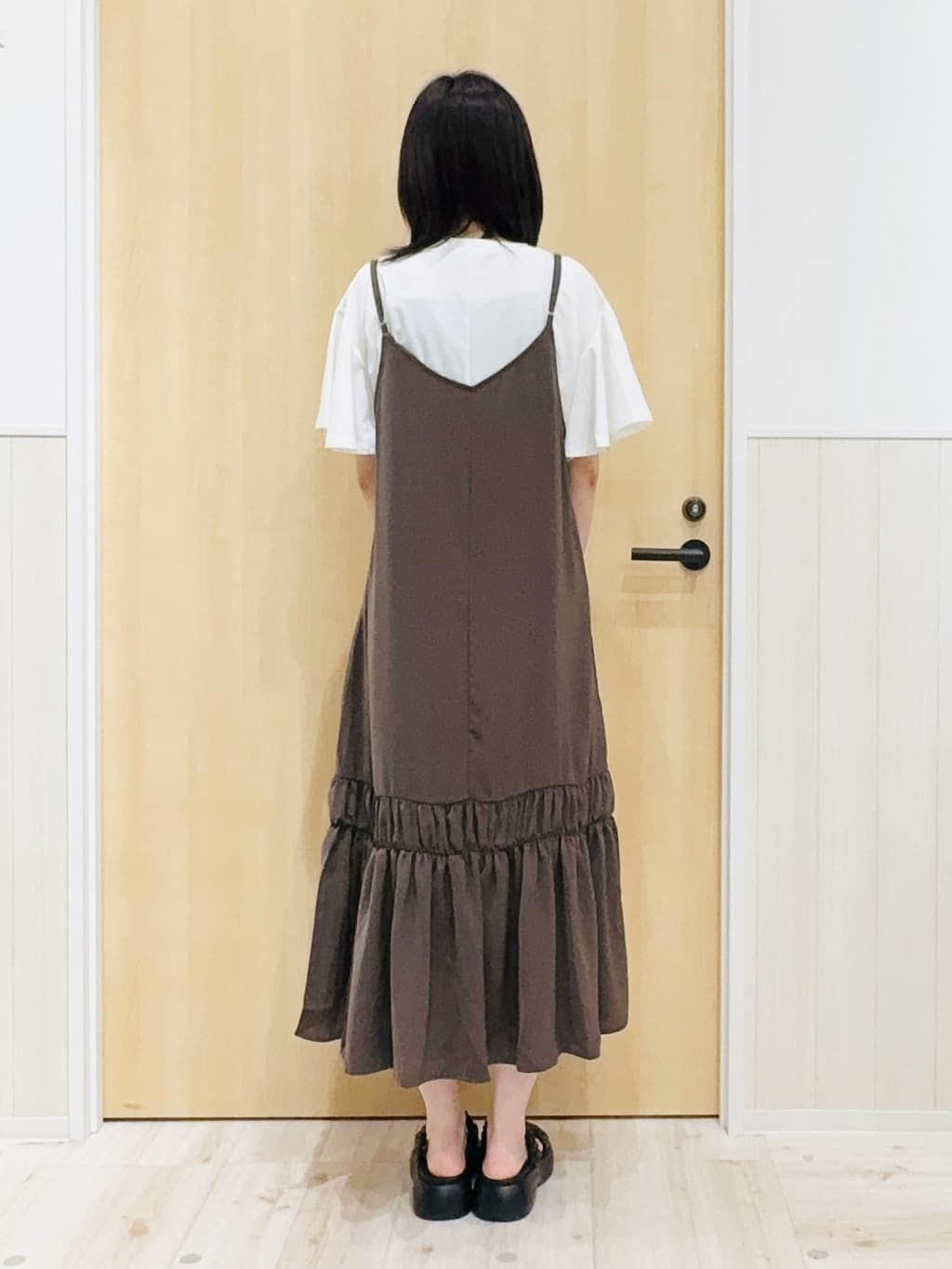 Naさんの「SHOO･LA･RUE｜【ひんやり】シャーリングがアクセントに 大人のデザインキャミワンピース」を使ったコーディネート