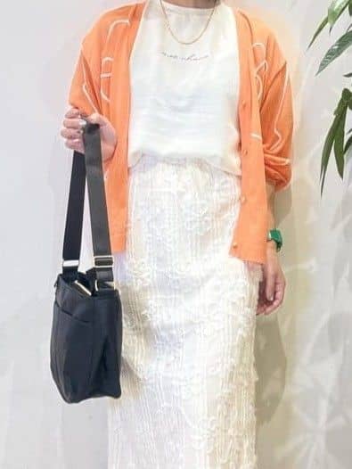misakiさんの「SHOO･LA･RUE｜ニュアンスデザインがこなれ見え 刺繍デザイン シアーカーディガン」を使ったコーディネート