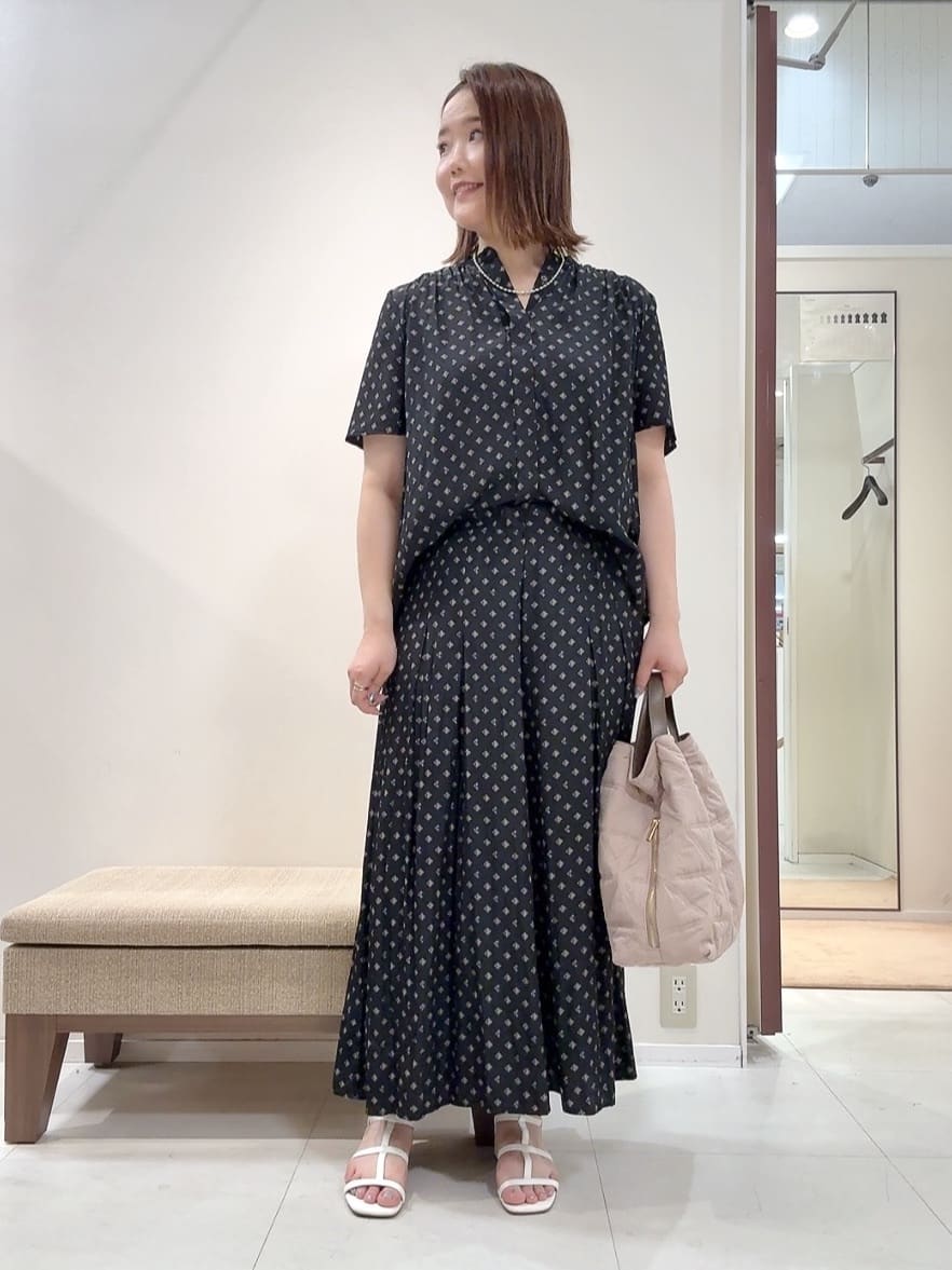 YUIさんの「UNTITLED｜【セットアップ可/リラクシー/通勤】スクエアジオメ柄ブラウス」を使ったコーディネート
