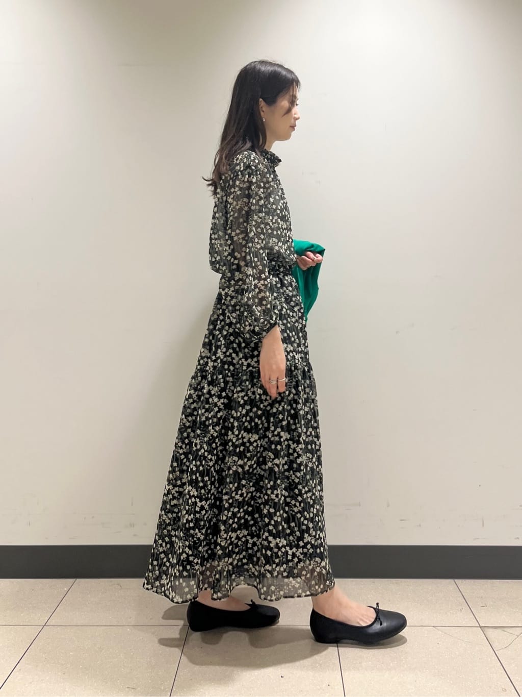 shokoさんの「INDIVI｜【秋映え柄/セットアップ可能】フラワーシフォンブラウス」を使ったコーディネート