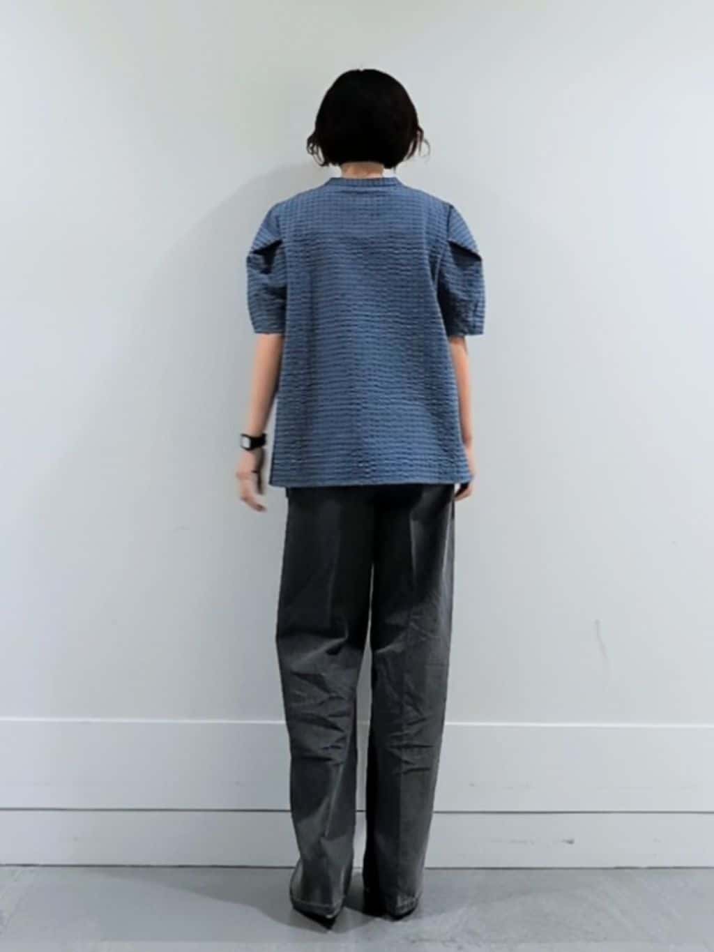 ミズタさんの「UNTITLED｜【吸水速乾/ストレッチ/Vネック】フォルムスリーブ ブラウス」を使ったコーディネート