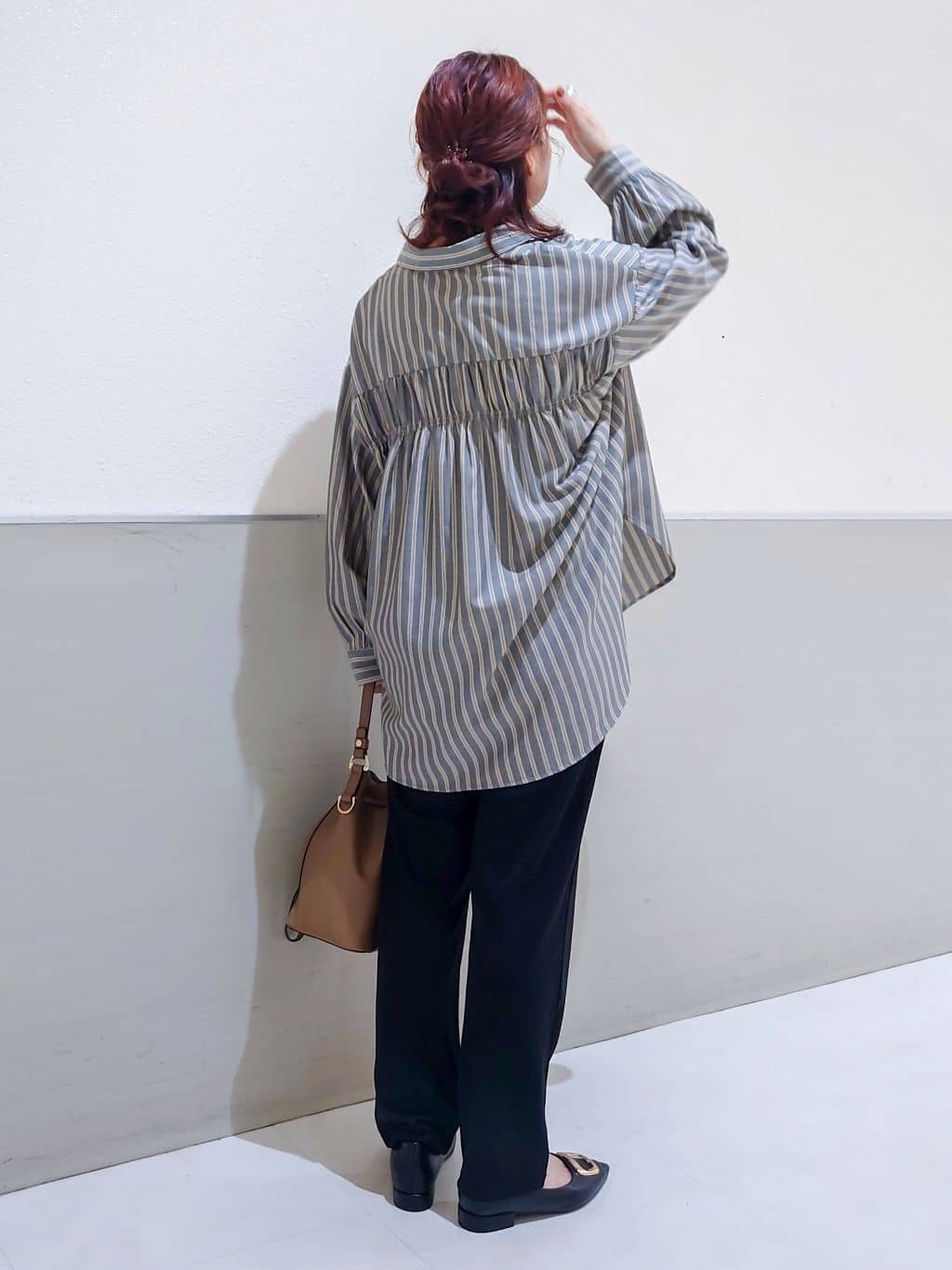 maruさんの「THE SHOP TK｜【後ろ姿もサマになる】ストライプ バックシャーリングシャツ/体型カバー/洗える」を使ったコーディネート