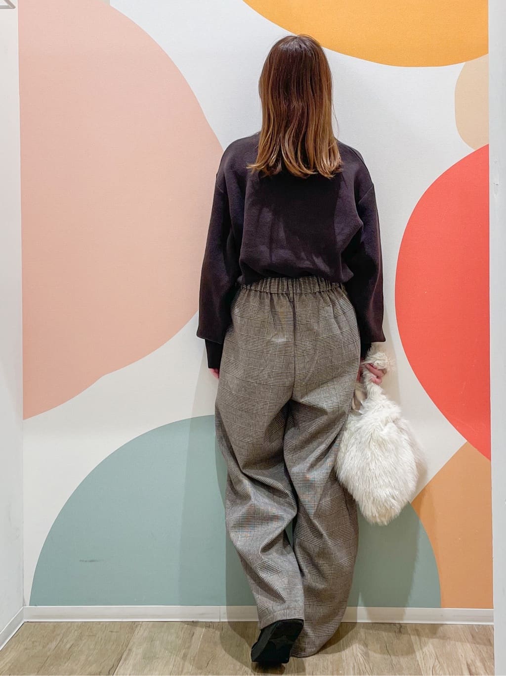 とまとさんの「SHOO･LA･RUE｜【洗濯機可/ちくちくしにくい】大人のための スウェットライク刺繍ロゴニット」を使ったコーディネート
