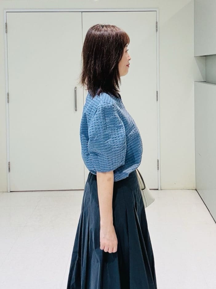 makiさんの「UNTITLED｜【吸水速乾/ストレッチ/Vネック】フォルムスリーブ ブラウス」を使ったコーディネート