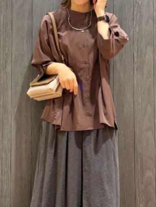 meiさんの「SHOO･LA･RUE｜【S-LL/通勤スタイルにも】ウエストタックで程よくシェイプ 大人の上品ブラウス」を使ったコーディネート