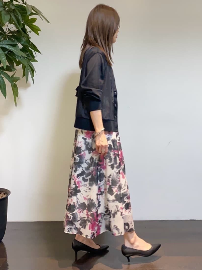 tomoさんの「UNTITLED｜【シアー/エレガント/花柄/夏ワンピ】ペイントフラワーワンピース」を使ったコーディネート