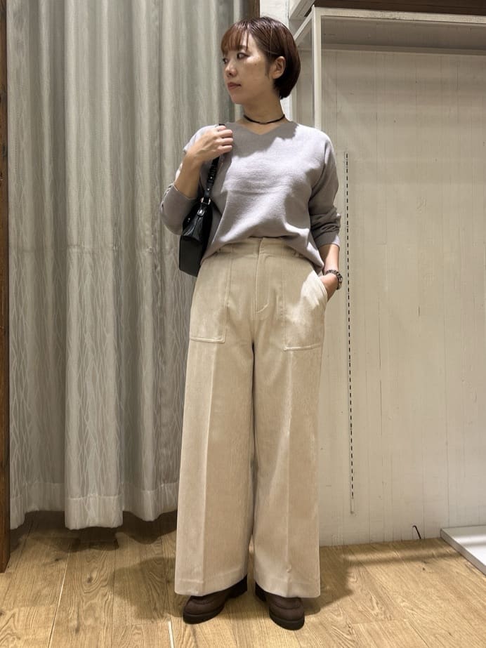 ga_riさんの「THE SHOP TK｜【すっきりシルエットが叶う】大人のためのVネックニット/毛玉になりにくい/静電気防止/洗濯機OK」を使ったコーディネート