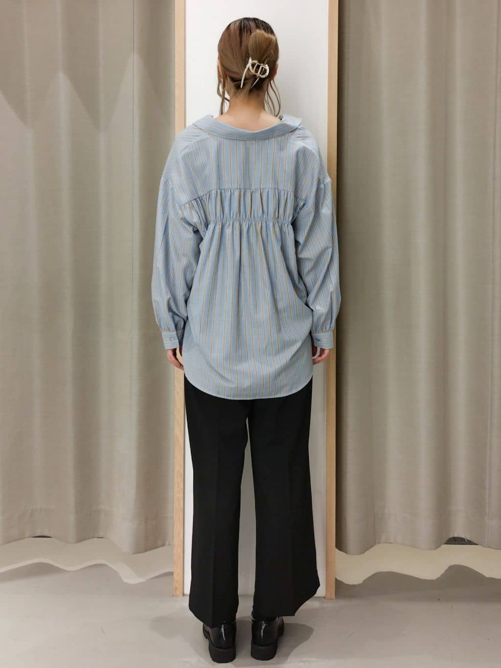 ミリさんの「THE SHOP TK｜【後ろ姿もサマになる】ストライプ バックシャーリングシャツ/体型カバー/洗える」を使ったコーディネート