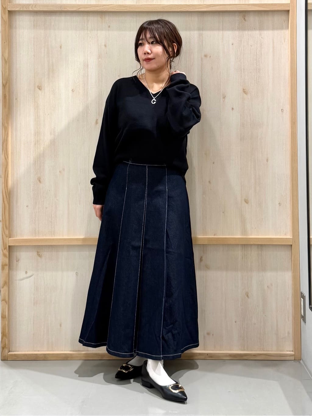 nanaさんの「THE SHOP TK｜【すっきりシルエットが叶う】大人のためのVネックニット/毛玉になりにくい/静電気防止/洗濯機OK」を使ったコーディネート