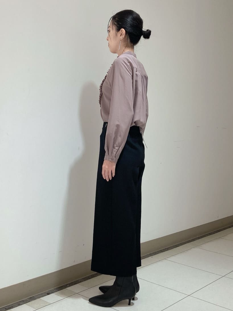 環さんの「UNTITLED｜【1枚で着映え/オンオフ着回し】フリルサテンブラウス」を使ったコーディネート