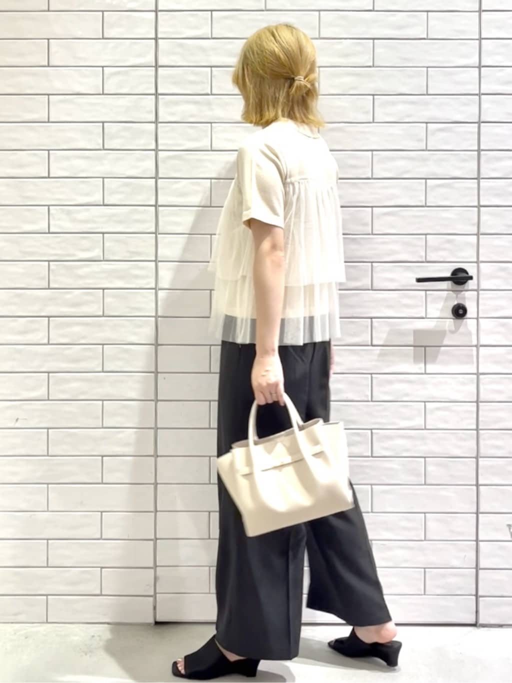 しおりさんの「OPAQUE.CLIP｜ウエストサテン使いイージーワイドパンツ【洗濯機洗い可】」を使ったコーディネート