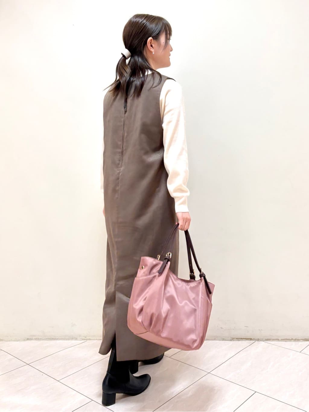 mikiさんの「Reflect｜【すっきりシルエット】スエードライクジャンパースカ―ト」を使ったコーディネート