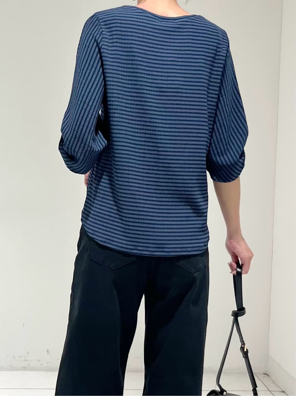 shioriさんの「INDIVI｜【褒められデニム】ワイドストレート デニムパンツ」を使ったコーディネート